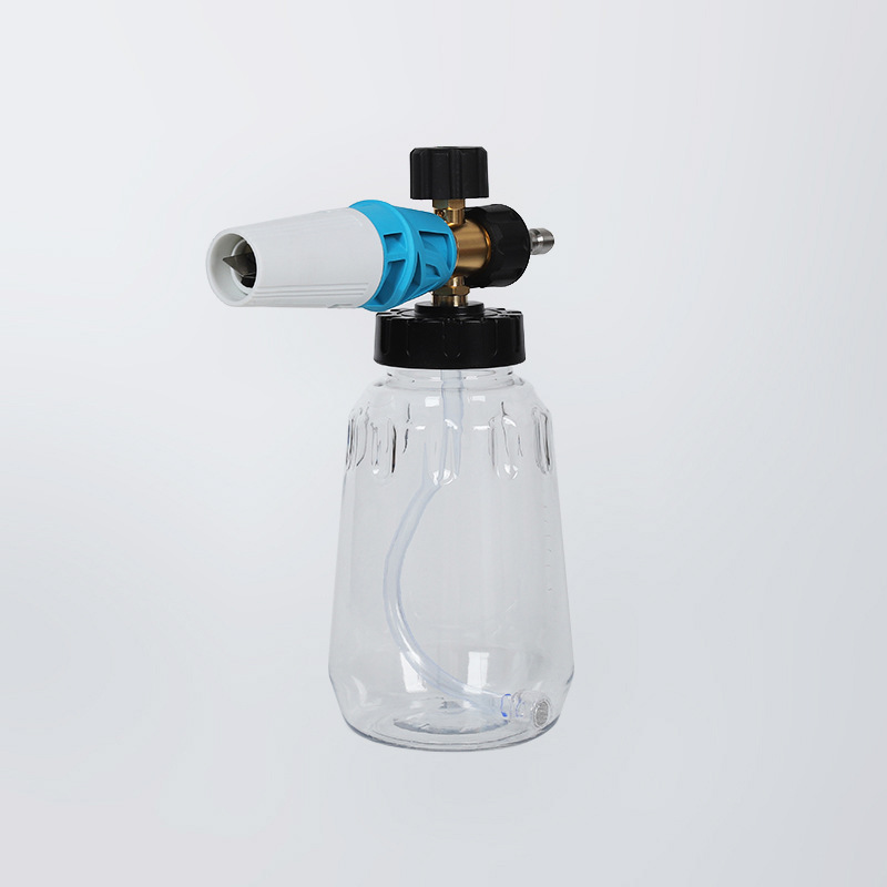 Pistolet do mycia samochodowego i garnek z pianki