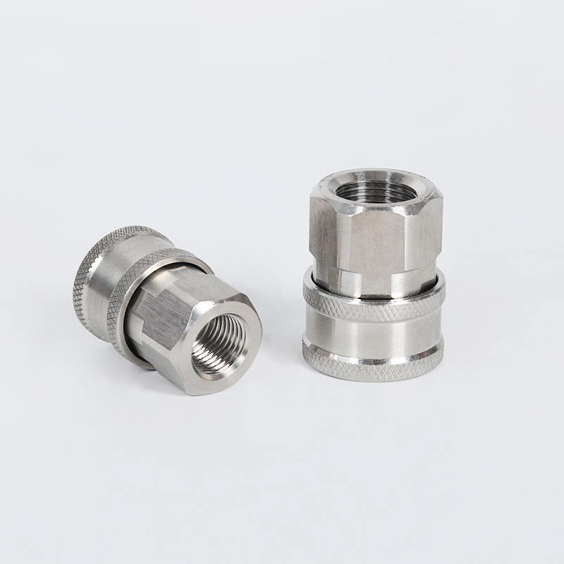 Adapter wylotowy z pistoletem maszynowym samochodem