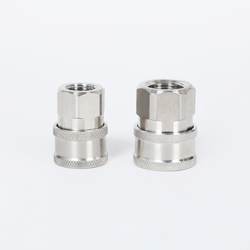 Adapter wylotowy z pistoletem maszynowym samochodem