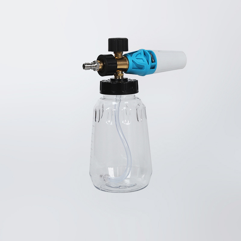 Pistolet do mycia samochodowego i garnek z pianki