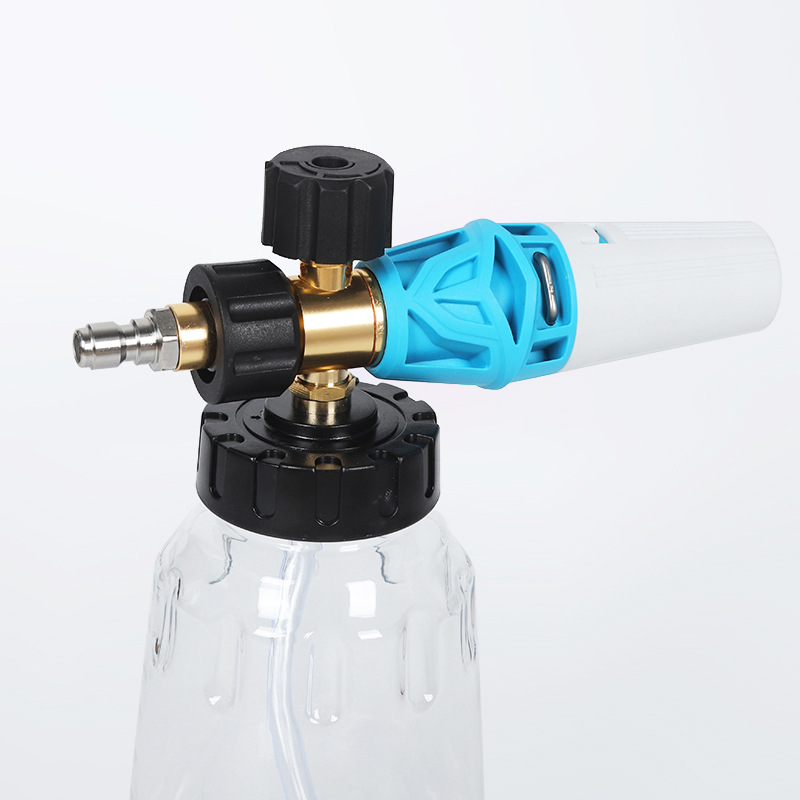 Pistolet do mycia samochodowego i garnek z pianki