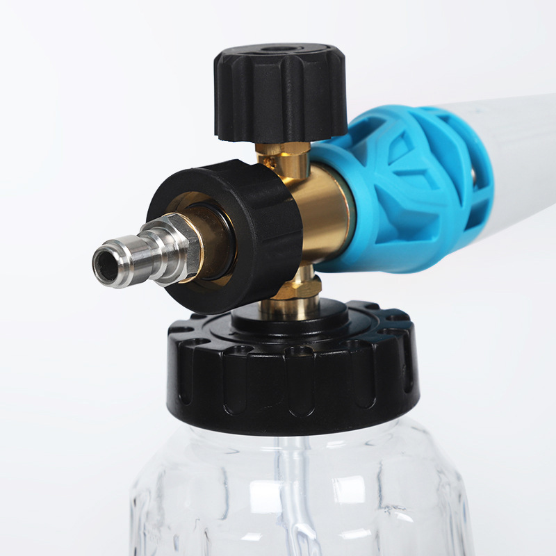 Pistolet do mycia samochodowego i garnek z pianki