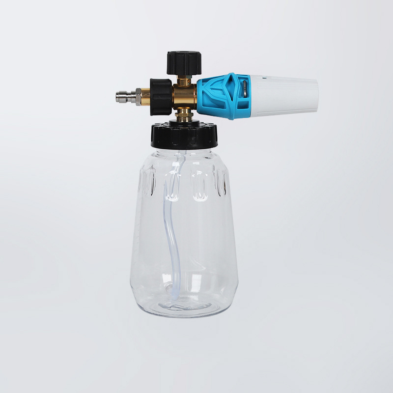 Pistolet do mycia samochodowego i garnek z pianki