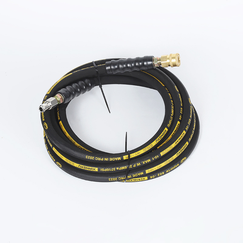 Wąż podlewający ogród pod wysokim ciśnieniem