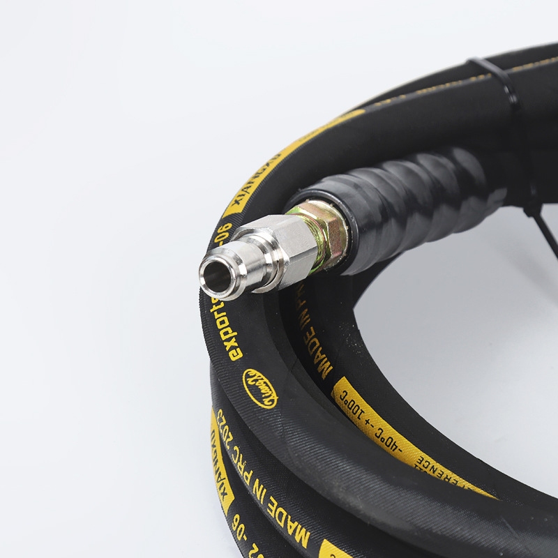 Wąż podlewający ogród pod wysokim ciśnieniem