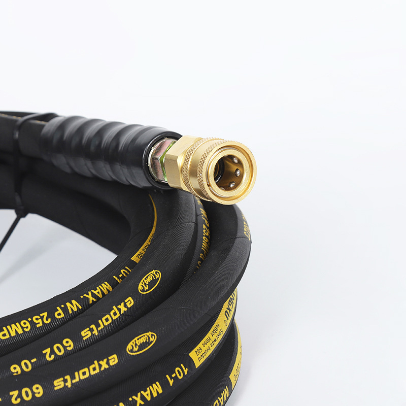 Wąż podlewający ogród pod wysokim ciśnieniem