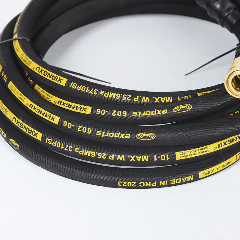 Wąż podlewający ogród pod wysokim ciśnieniem