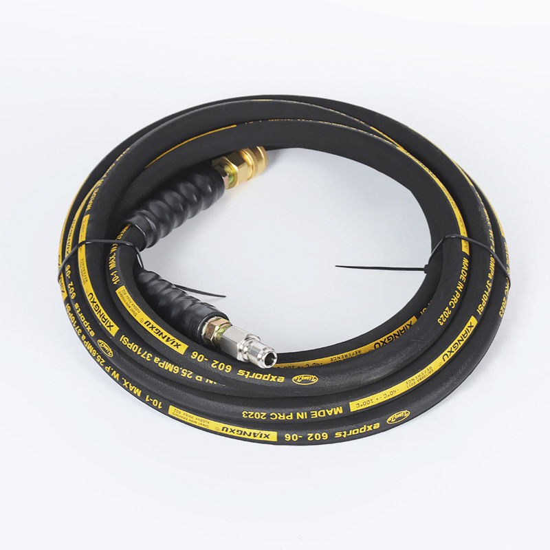 Wąż podlewający ogród pod wysokim ciśnieniem